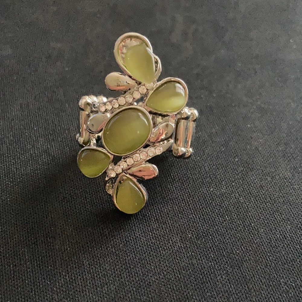 Beautiful stretch band ring